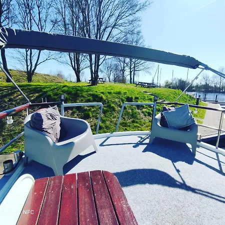Botel Boathouse At Unescco And Magnificent Lake-view *
